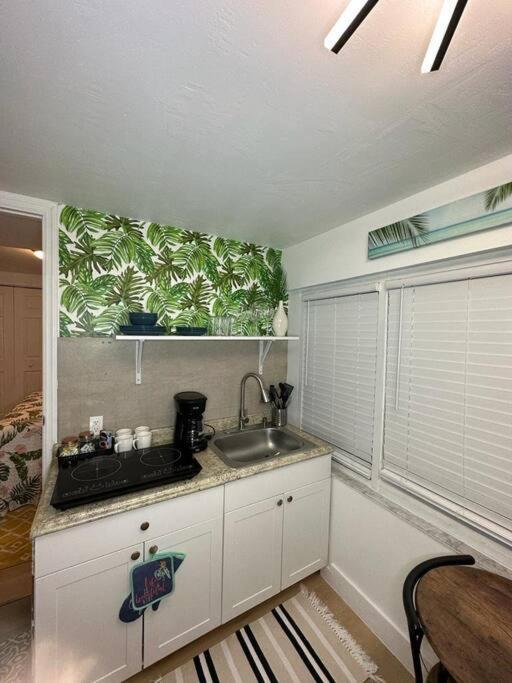 Sleeps 3, Casa Tropical In Miami Lägenhet Exteriör bild