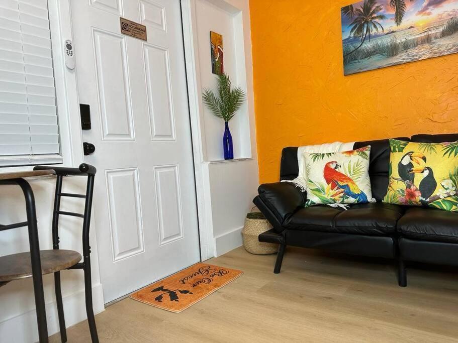 Sleeps 3, Casa Tropical In Miami Lägenhet Exteriör bild
