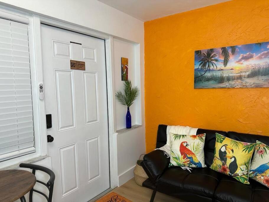 Sleeps 3, Casa Tropical In Miami Lägenhet Exteriör bild